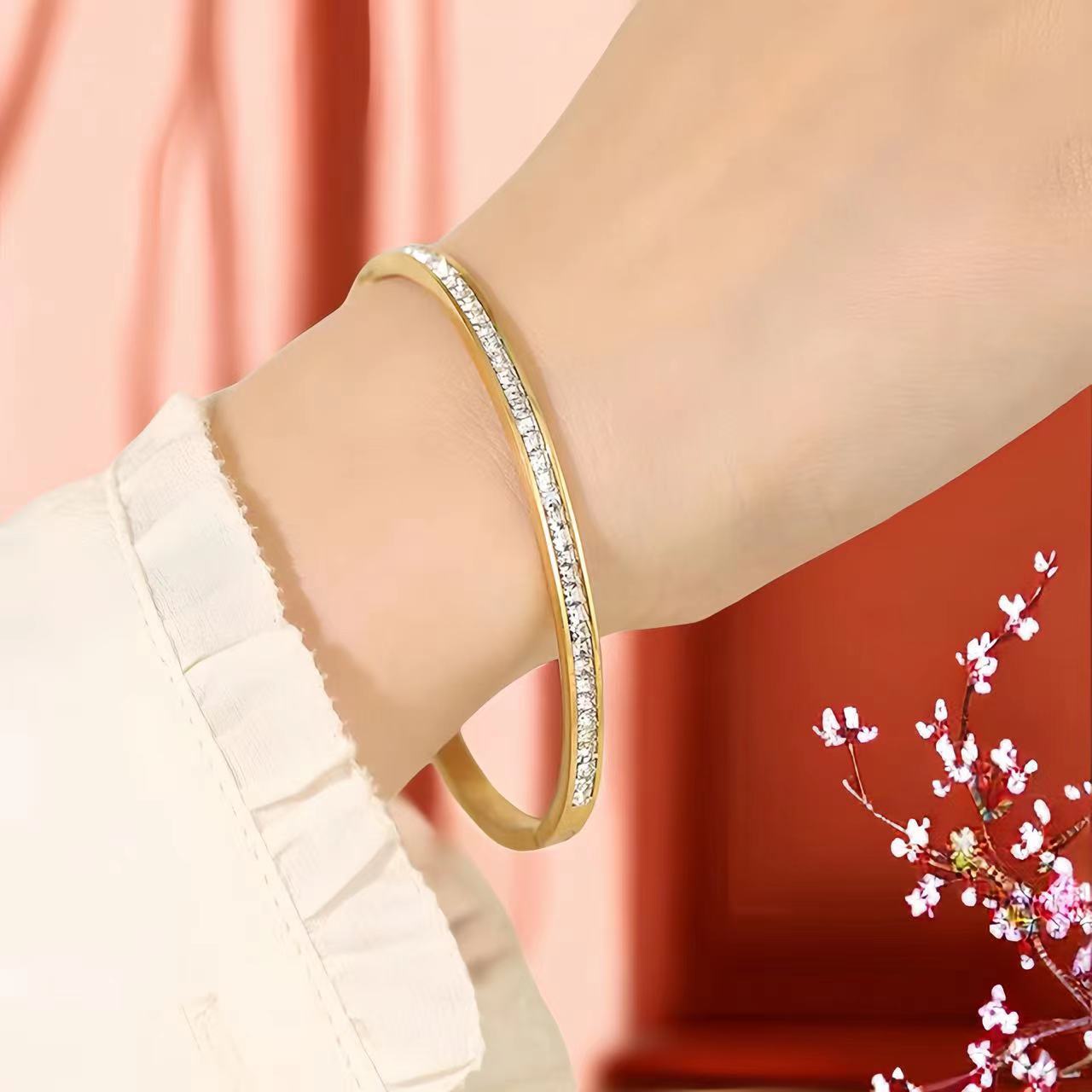 Stainless Steel Titanium Bracelet Women Non-Fading Electroplated Buckle Jewelry Accessory